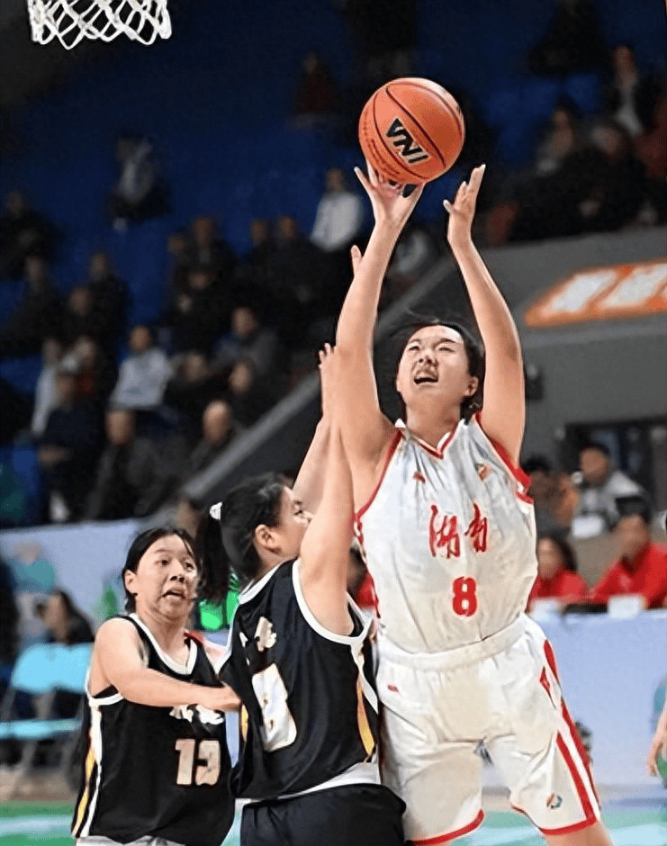 湖南队在最新一场比赛中全力争胜，跻身前三名的简单介绍