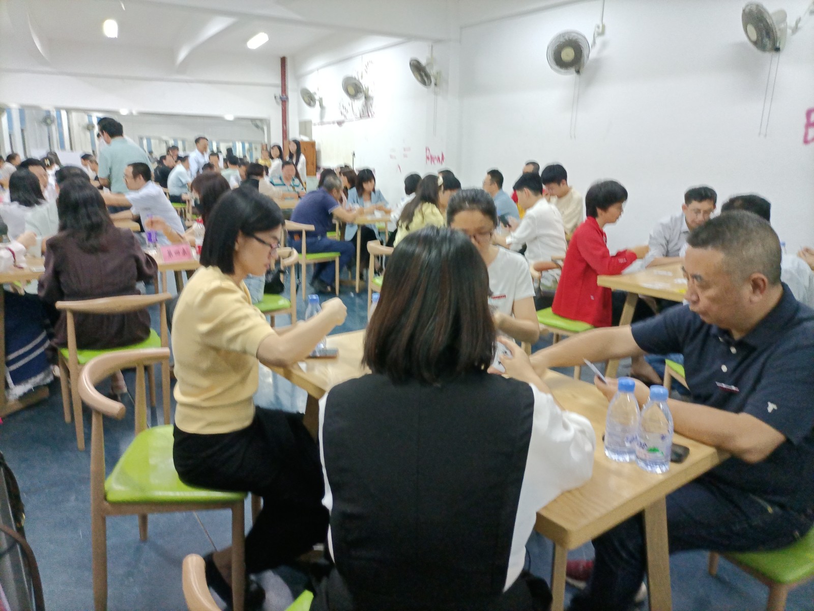 爱游戏官网-临危不乱的表现展现出选手们的气质与风采