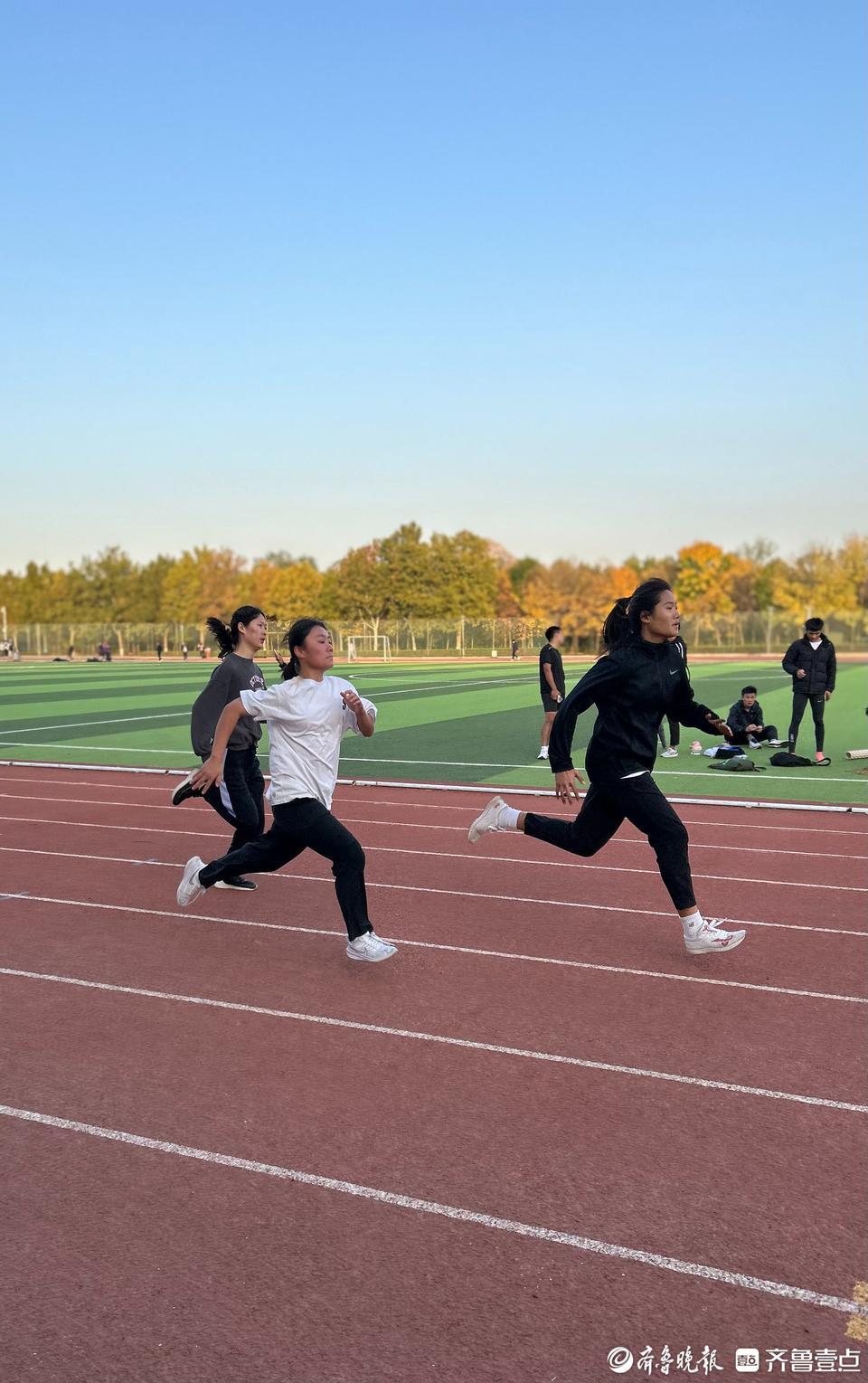 包含团结合作，选手战胜困难，勇往直前，冲刺终点的词条