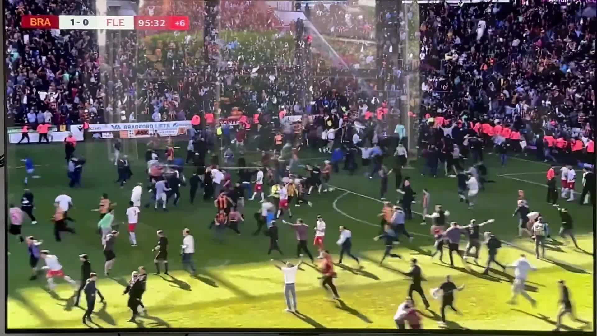 爱游戏官方登录入口-皇家马德里球迷为球队的胜利疯狂庆祝