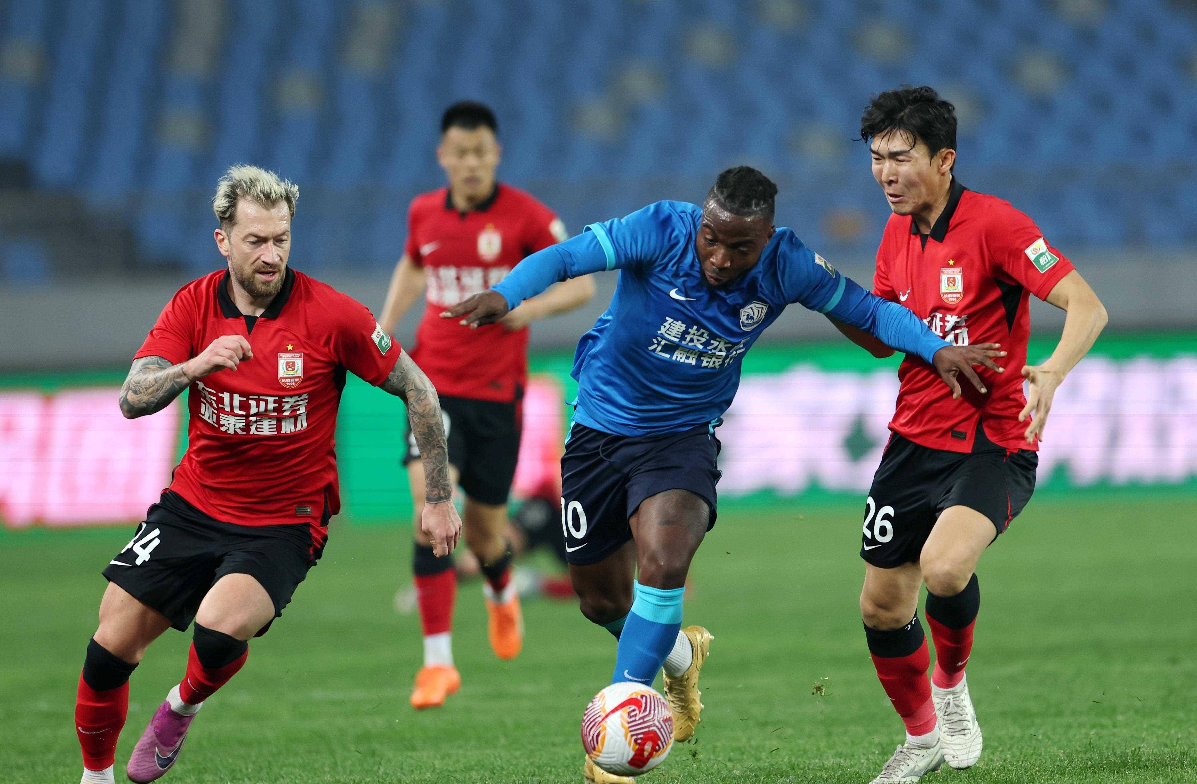 爱游戏官网-体育场上足球比赛引爆热情，风采无限