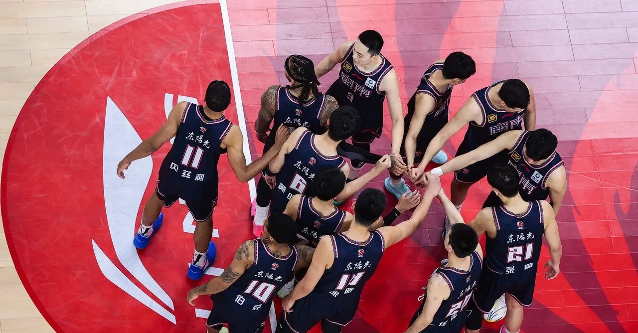 比赛中情绪飙升，队员们士气高昂