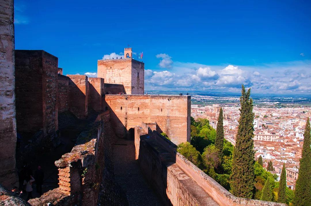 爱游戏网页版-包含马拉加防线严密，抑制对手威胁的词条