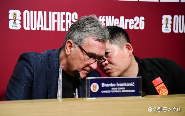 现场观战球迷情绪高涨,球队备战全力以赴 现场观战球迷情绪高涨,球队备战全力以赴