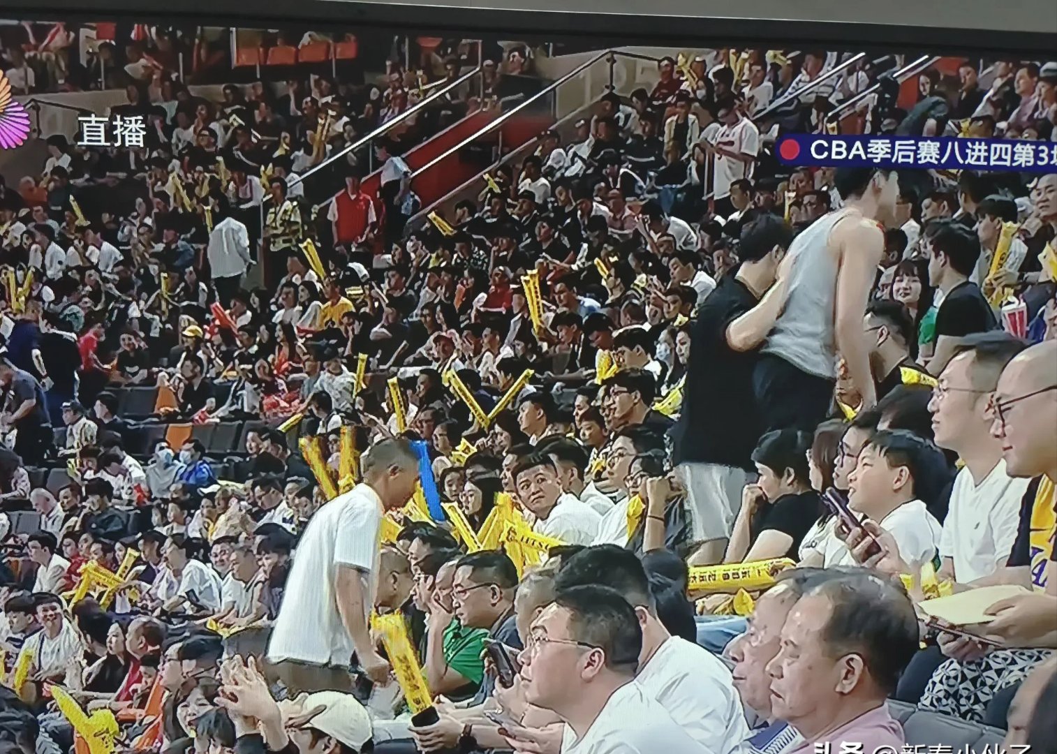 爱游戏官网-一场激动人心的比赛触动了现场观众