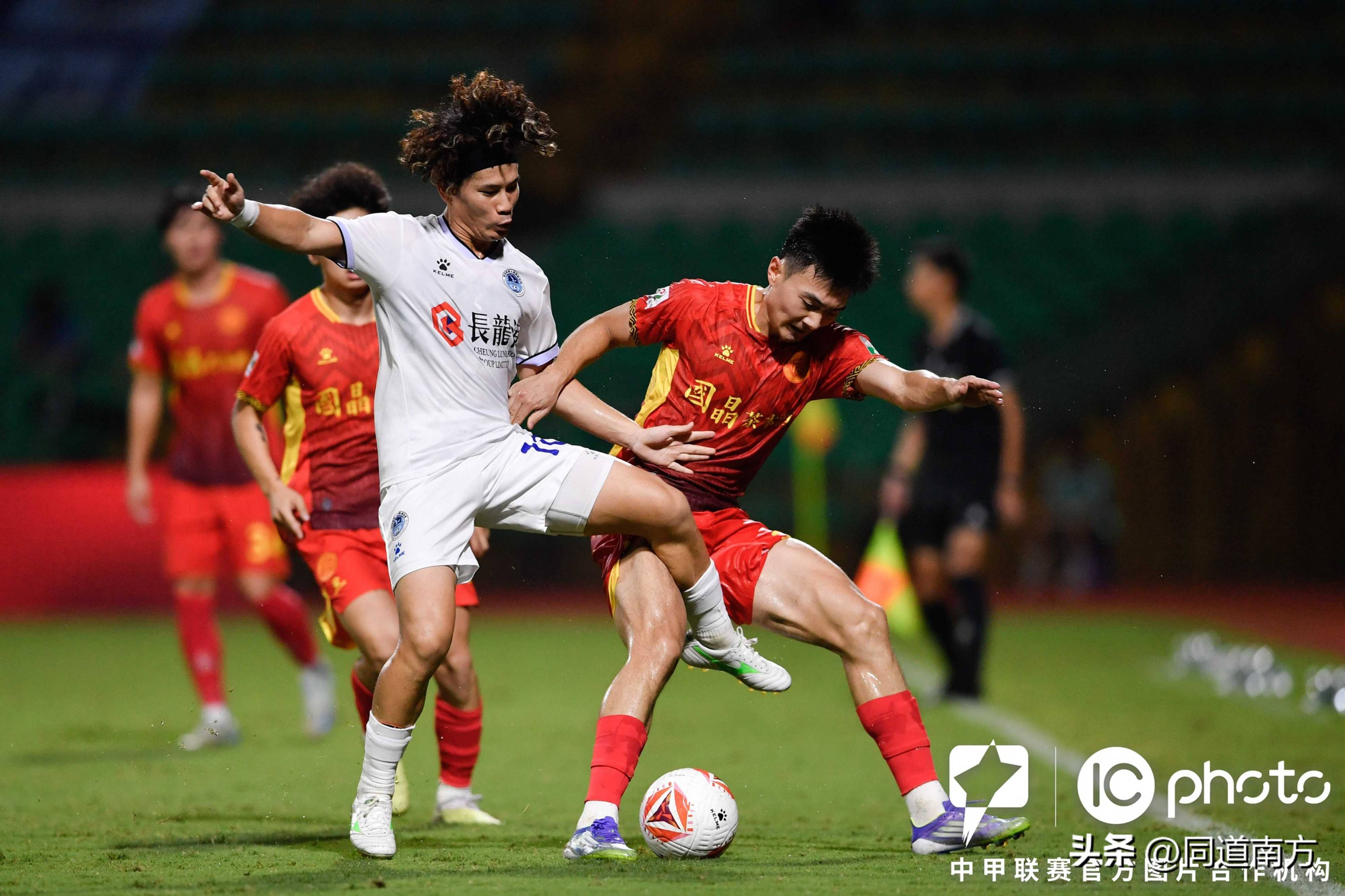 爱游戏app-激烈足球赛事精彩观战，场面瞬息万变引动无限