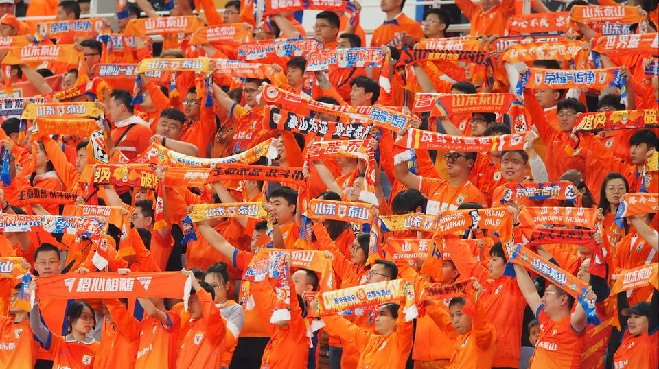 爱游戏登录-观众热情点燃现场氛围，为球队加油助威