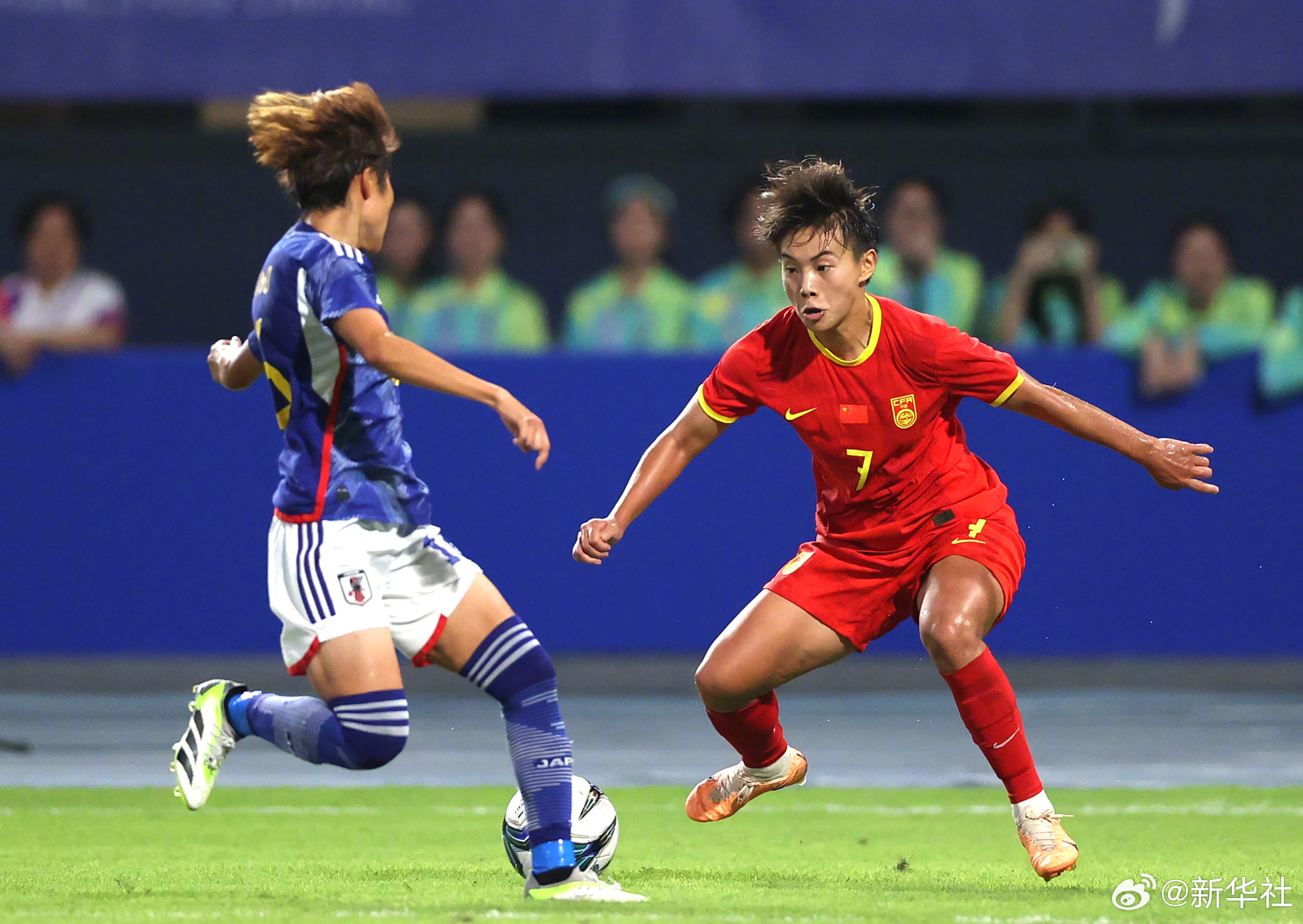 中国女足在比赛中展现出惊人的技术实力