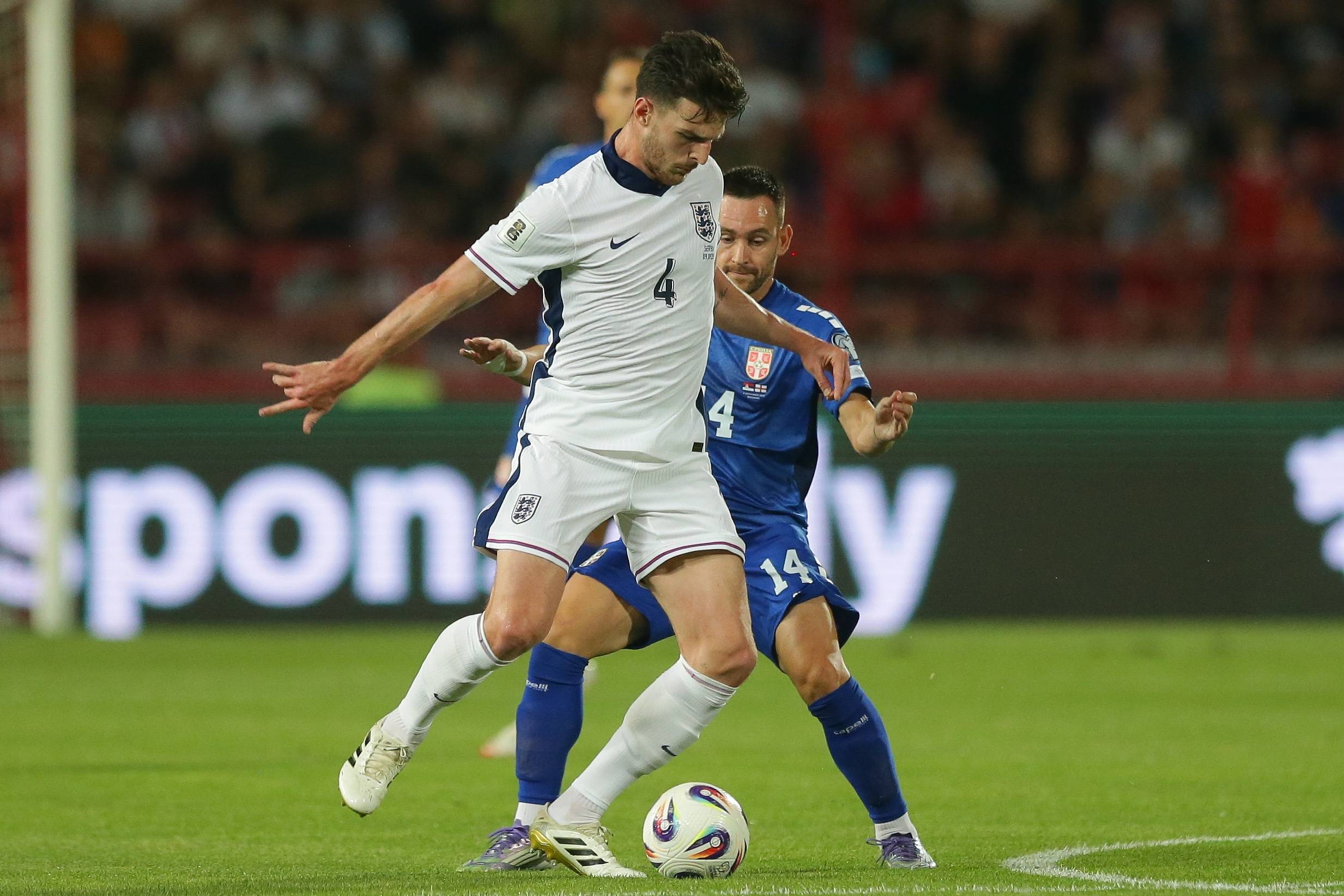 英格兰队在争议比赛中取得胜利,备受瞩目 英格兰队在争议比赛中取得胜利,备受瞩目