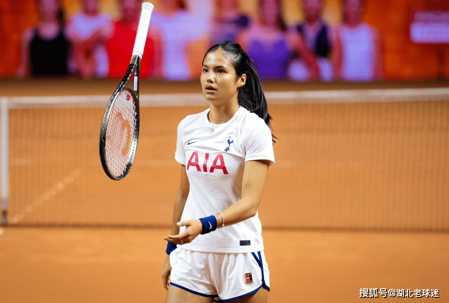 英格兰队与加拿大队在友谊赛中争分夺秒