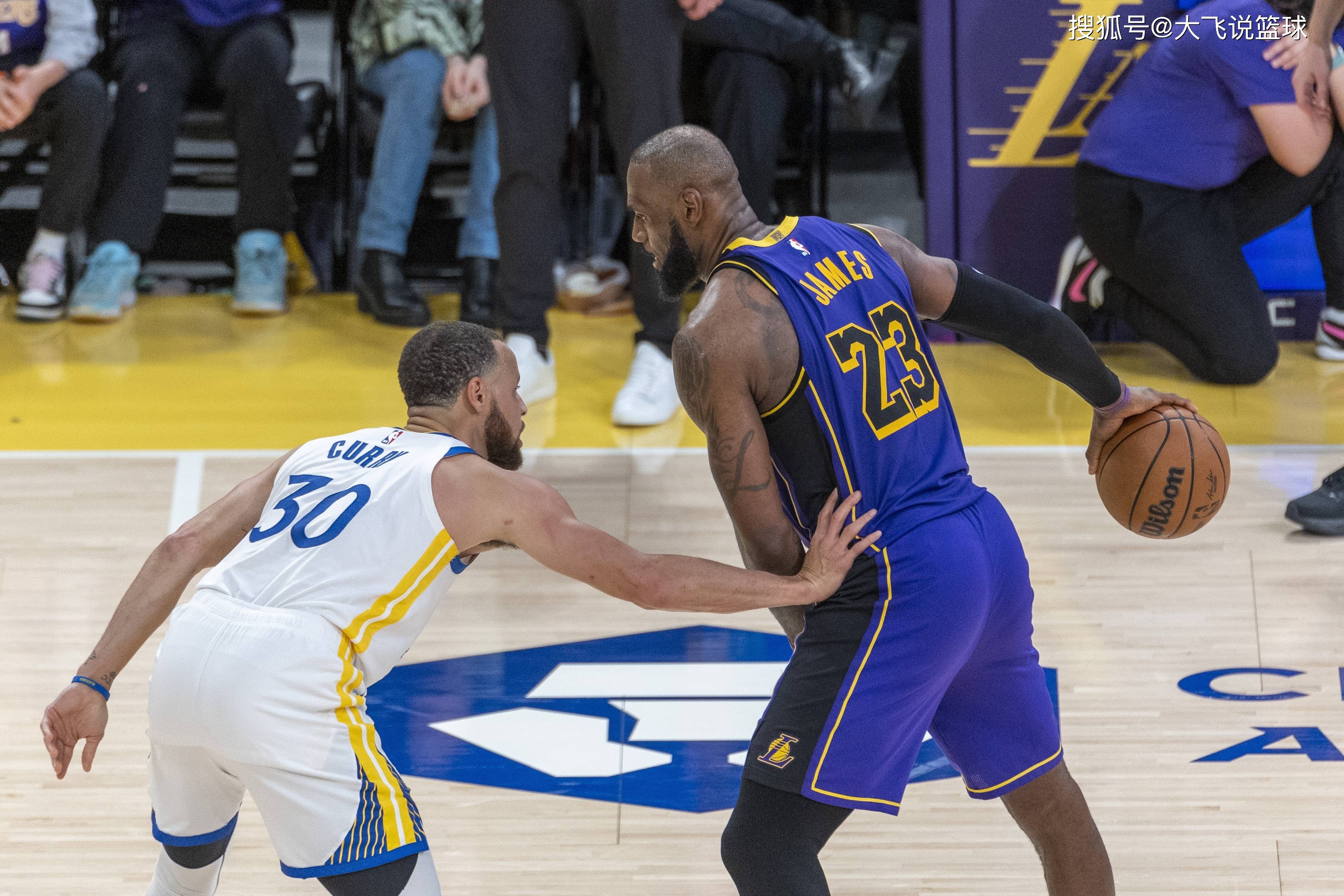 爱游戏中国官网-美国NBA赛季战况激烈，球队竞争激烈