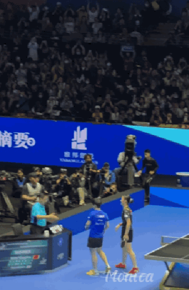 爱游戏体育官网-主教练高兴欲狂，放声欢呼庆祝胜利