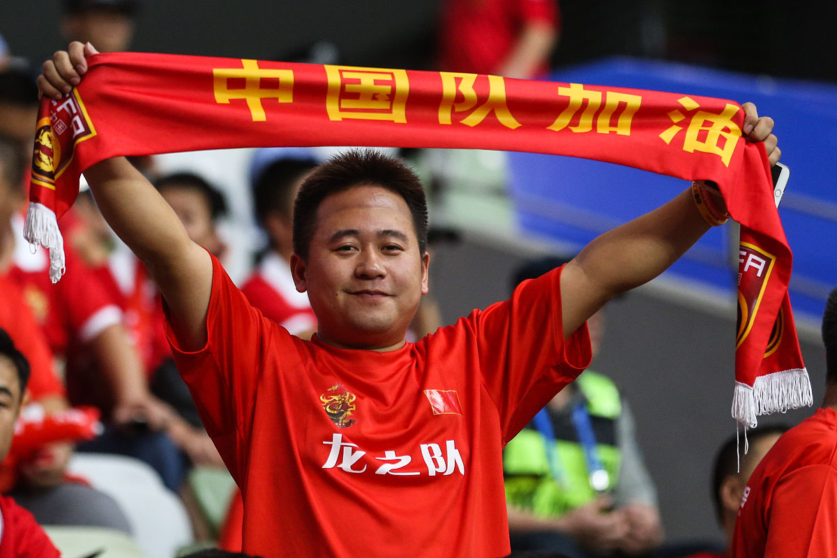 主教练高兴欲狂,放声欢呼庆祝胜利 主教练高兴欲狂,放声欢呼庆祝胜利