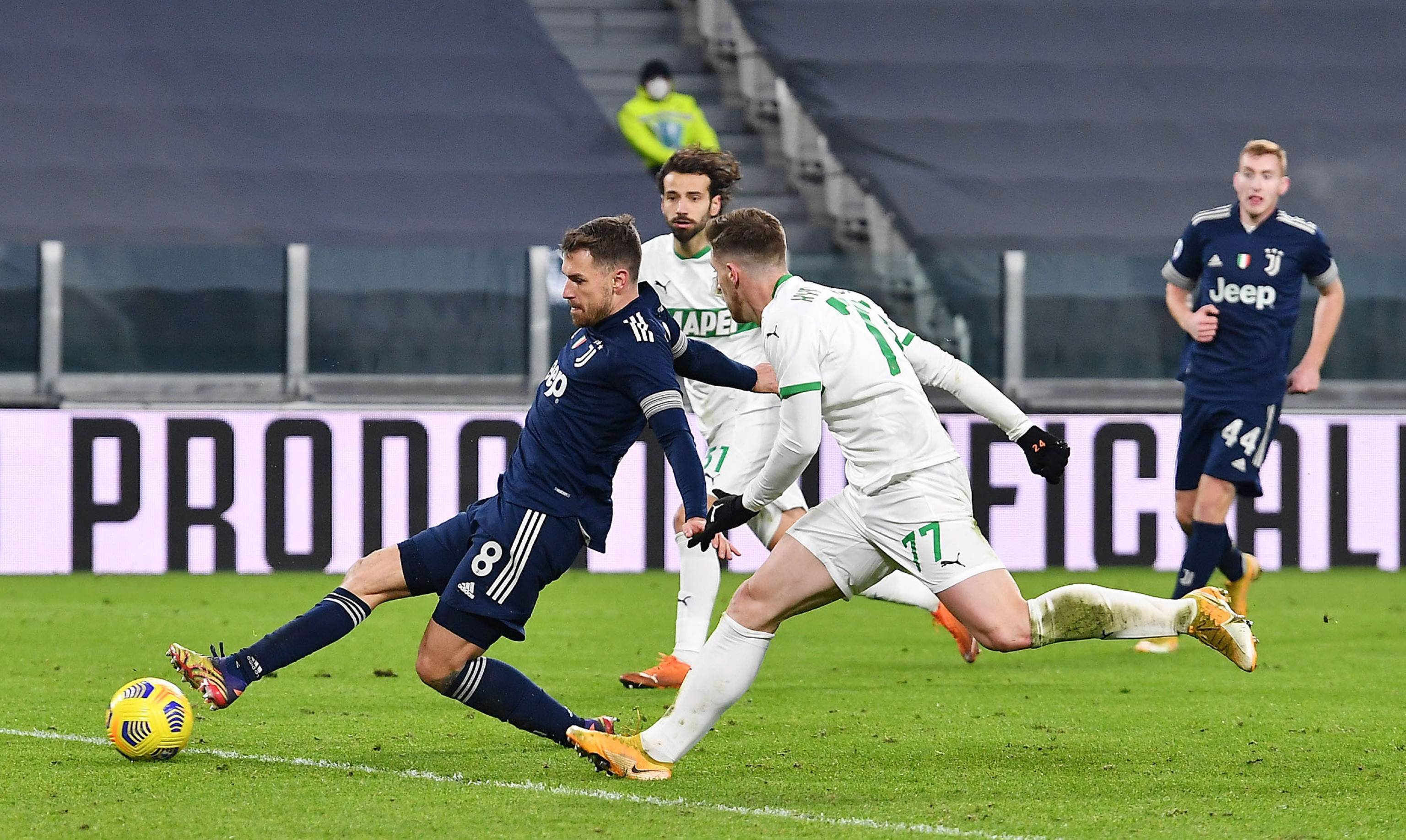 爱游戏官网-萨索洛主场击败对手，联赛表现出色