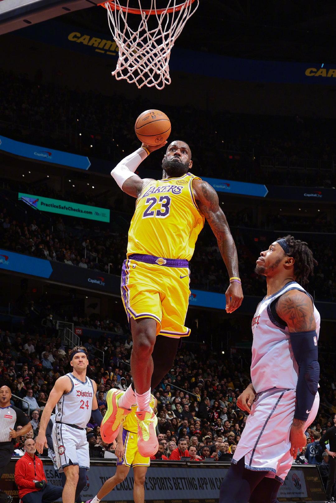 爱游戏官网-詹姆斯独取38分，骑士力克勇士晋级总决赛的简单介绍