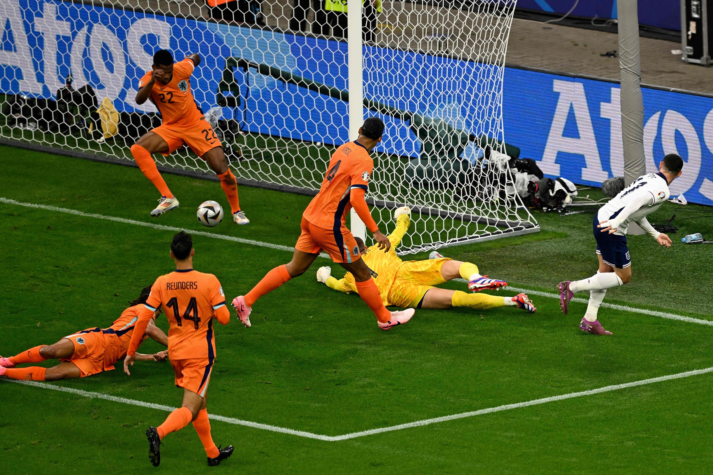 爱游戏亚洲官网-英格兰队惨败，晋级形势岌岌可危的简单介绍